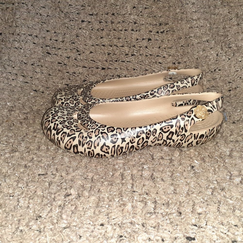 CROCS-Leopard Print Slingback Flats w/Flower Jibbitz-Sz 5-Excellent - Picture 2 of 7